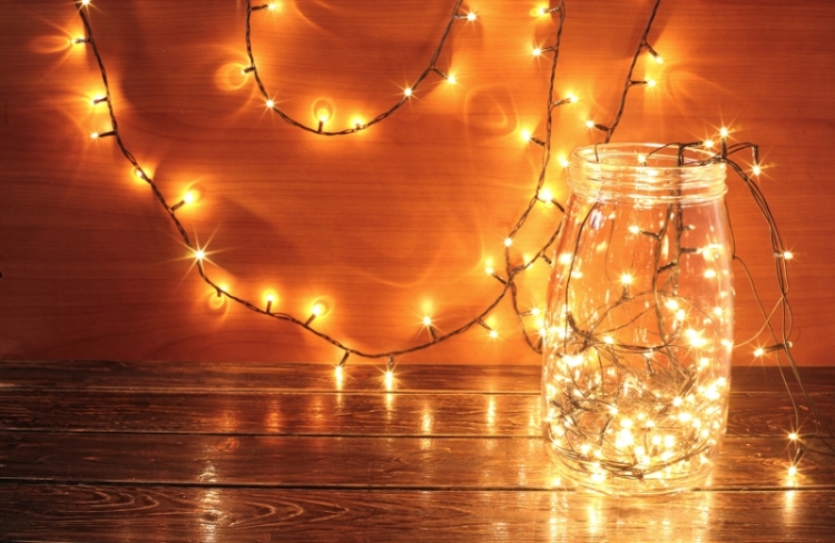 Lichterkette an Wand und im Einmachglas